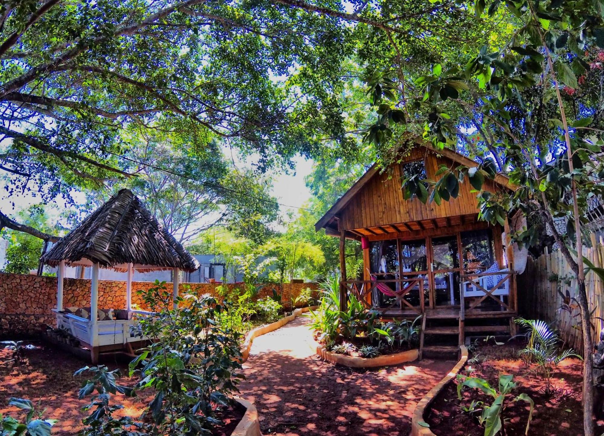 Cosmos Bungalows Bira Exterior photo